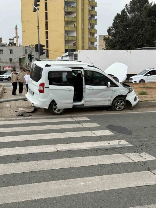 Mardin’de araç direğe çarptı: 5 yaralı
