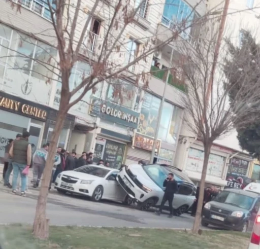 Mardin&rsquo;de ara&ccedil; kadın &ouml;ğretmene &ccedil;arptı: Dehşet anları kamerada
