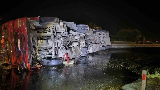 Mardin&rsquo;de bitkisel yağ y&uuml;kl&uuml; kamyonet devrildi
