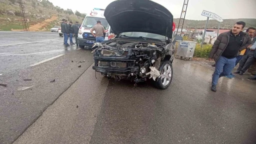 Mardin’de hafif ticari araç otomobille çarpıştı: 2 yaralı
