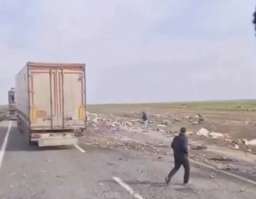 Mardin&rsquo;de iki tır &ccedil;arpıştı: 2 yaralı
