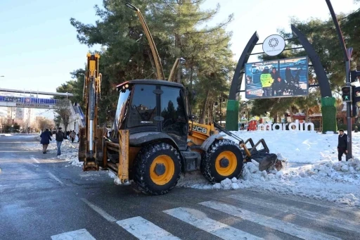 Mardin&rsquo;de karla m&uuml;cadele &ccedil;alışmaları aralıksız s&uuml;r&uuml;yor
