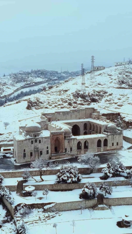Mardin&rsquo;de Kasımiye Medresesi&rsquo;nin kar altındaki manzarası dronla g&ouml;r&uuml;nt&uuml;lendi
