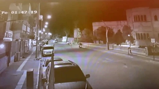 Mardin&rsquo;de motosikletin kadına &ccedil;arpma anı g&uuml;venlik kamerasına yansıdı
