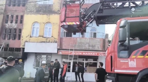 Mardin&rsquo;de m&uuml;stakil evde &ccedil;ıkan yangında 4 kişi dumandan etkilendi

