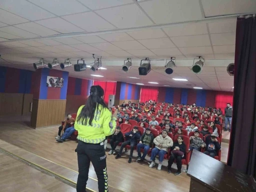 Mardin&rsquo;de ortaokul &ouml;ğrencilerine trafik eğitimi verildi
