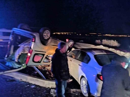 Mardin&rsquo;de otomobil ile hafif ticari ara&ccedil; &ccedil;arpıştı: 5 kişi yaralandı
