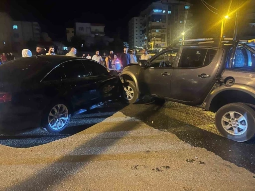 Mardin’de otomobil ile pikabın çarpıştığı kazada 6 kişi yaralandı
