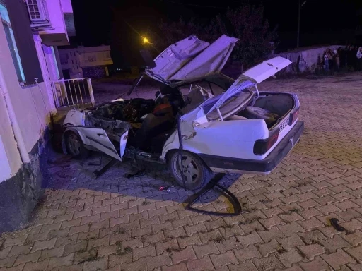 Mardin&rsquo;de otomobil ile trakt&ouml;r &ccedil;arpıştı: 1&rsquo;i &ccedil;ocuk 4 yaralı
