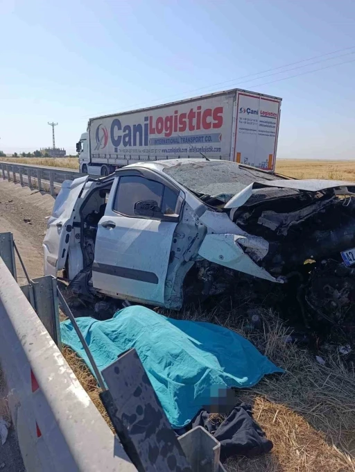 Mardin&rsquo;de otomobil ref&uuml;je &ccedil;arptı: 1 &ouml;l&uuml;, 2 yaralı
