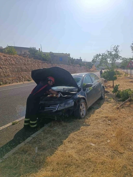 Mardin’de otomobil refüje çarptı: 2 yaralı

