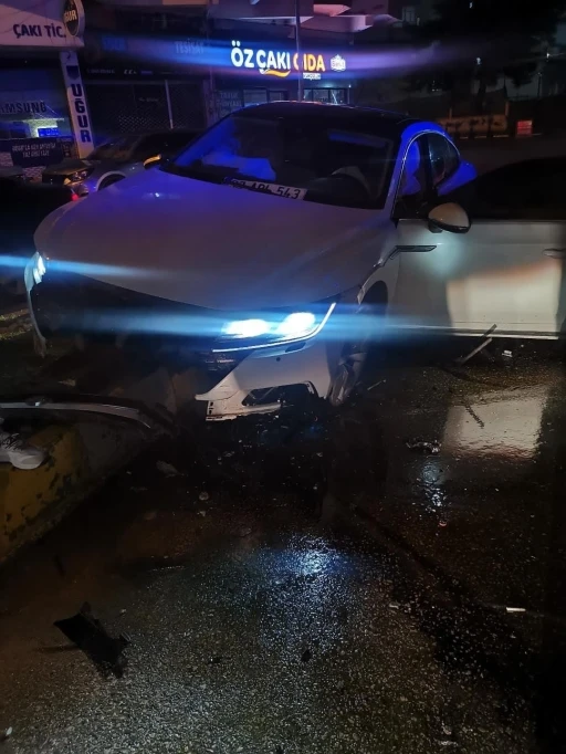 Mardin&rsquo;de otomobil ref&uuml;je &ccedil;arptı: 2 yaralı
