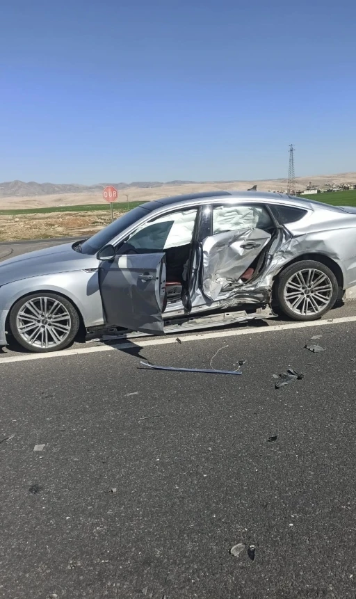 Mardin&rsquo;de otomobiller &ccedil;arpıştı: 3 yaralı
