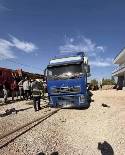 Mardin’de patlayan lastiği değiştirmek isteyen tır şoförü aracın altında kaldı

