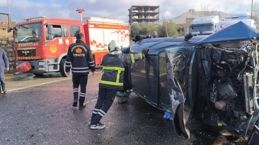 Mardin&rsquo;de ref&uuml;je &ccedil;arpan otomobilin s&uuml;r&uuml;c&uuml;s&uuml; yaralandı
