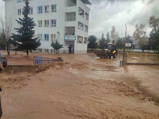 Mardin&rsquo;de sağanak nedeniyle okulda mahsur kalan 75 &ouml;ğrenci tahliye edildi
