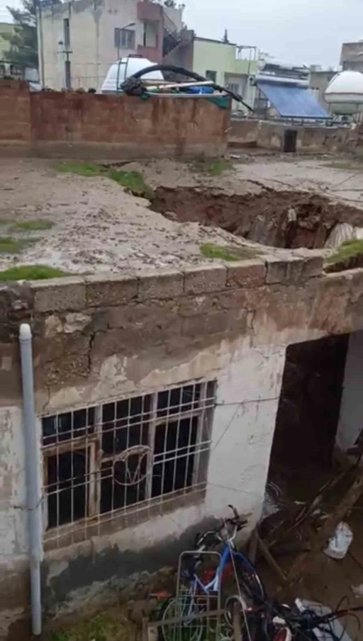 Mardin&rsquo;de sağanak yağışta kerpi&ccedil; evin damı &ccedil;&ouml;kt&uuml;
