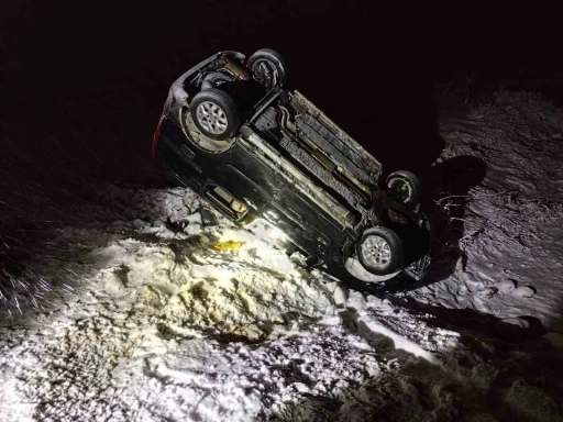 Mardin&rsquo;de şarampole devrilen ara&ccedil;ta 5 kişi yaralandı
