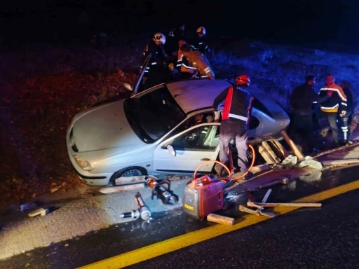 Mardin&rsquo;de şarampole devrilen otomobilde 2 kişi yaralandı

