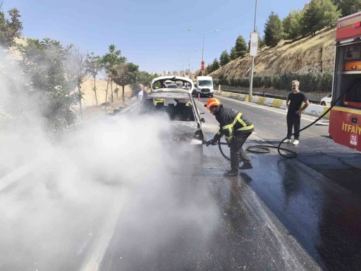 Mardin&rsquo;de seyir halindeki otomobil yandı
