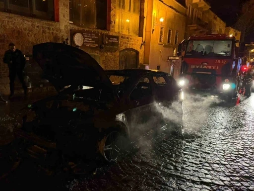 Mardin&rsquo;de seyir halindeki otomobilde &ccedil;ıkan yangın s&ouml;nd&uuml;r&uuml;ld&uuml;
