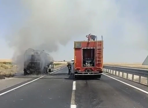 Mardin&rsquo;de seyir halindeki tanker alev aldı
