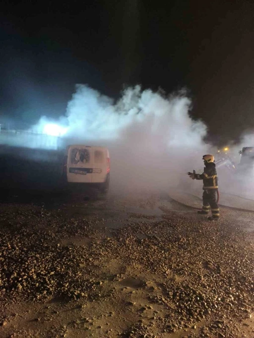 Mardin&rsquo;de seyir halindeki ticari ara&ccedil; alevlere teslim oldu
