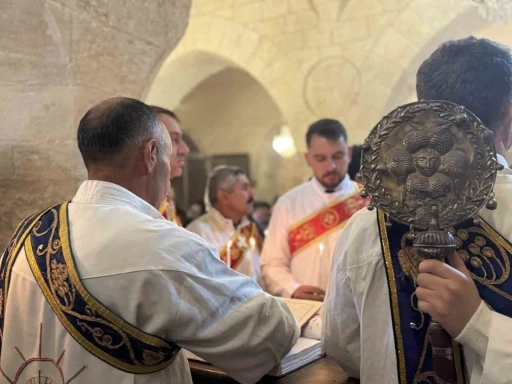 Mardin&rsquo;de S&uuml;ryani Hristiyanlar Noel&rsquo;i Kırklar Kilisesi&rsquo;nde ayinle karşıladı
