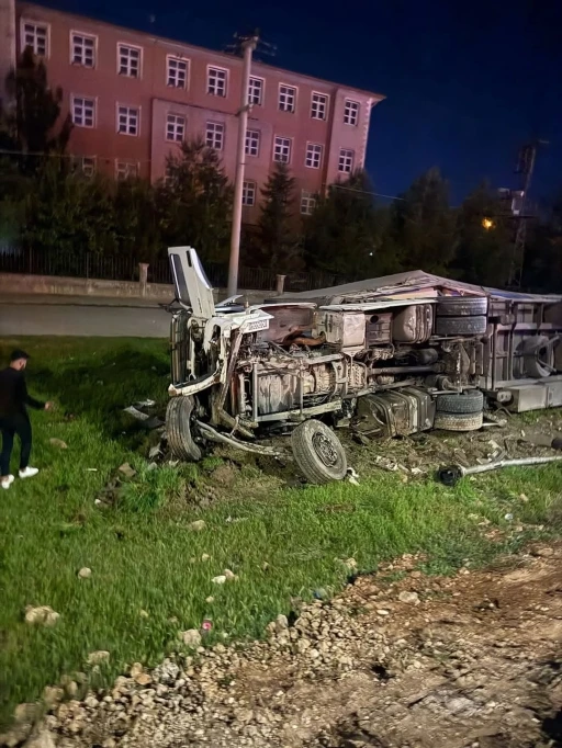 Mardin’de tır ile hafif ticari araç çarpıştı: 6 yaralı
