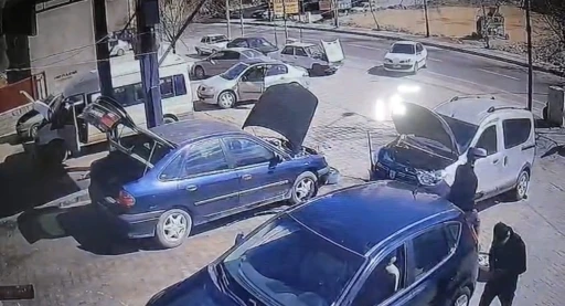 Mardin&rsquo;de tuhaf olay: El frenini &ccedil;ekmeyi unuttu, ara&ccedil; anayola &ccedil;ıktı
