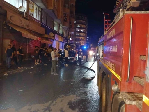 Mardin’de yanan hafif ticari araç itfaiye ekiplerince söndürüldü
