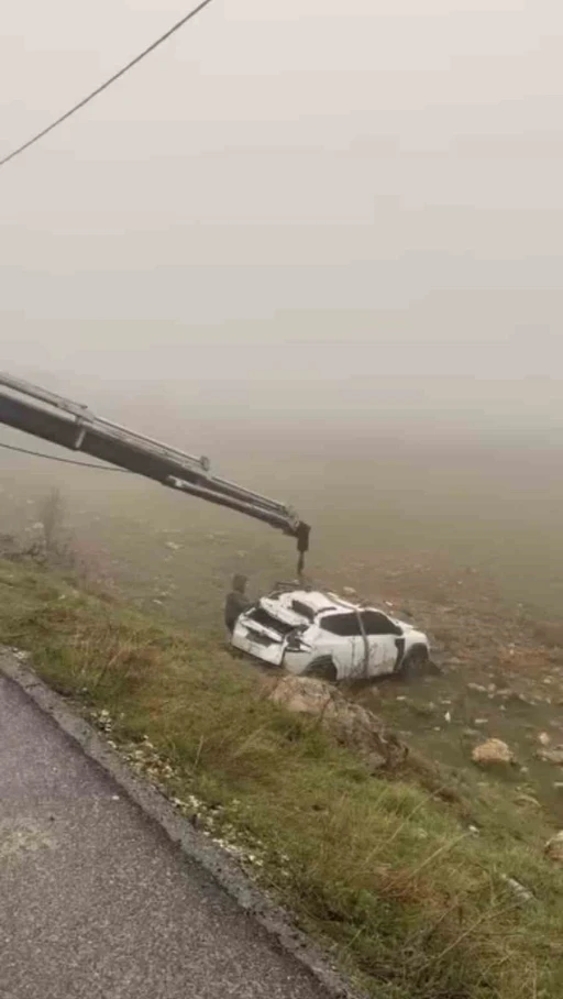 Mardin&rsquo;de yol kenarına devrilen otomobilin s&uuml;r&uuml;c&uuml;s&uuml; yaralandı
