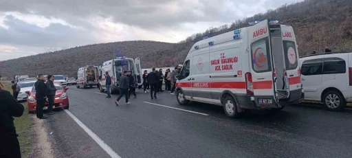 Mardin&rsquo;de yolcu otob&uuml;s&uuml; devrildi: 24 yaralı

