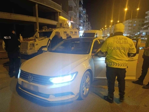 Mardin&rsquo;deki asayiş uygulamasında 4 s&uuml;r&uuml;c&uuml;ye cezai işlem uygulandı
