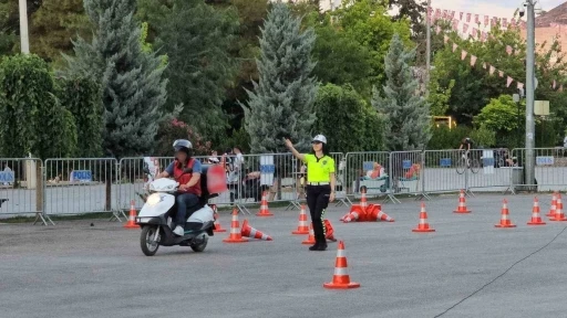 Mardin Emniyetinden motosiklet sürücülerine &quot;güvenli sürüş&quot; eğitimi
