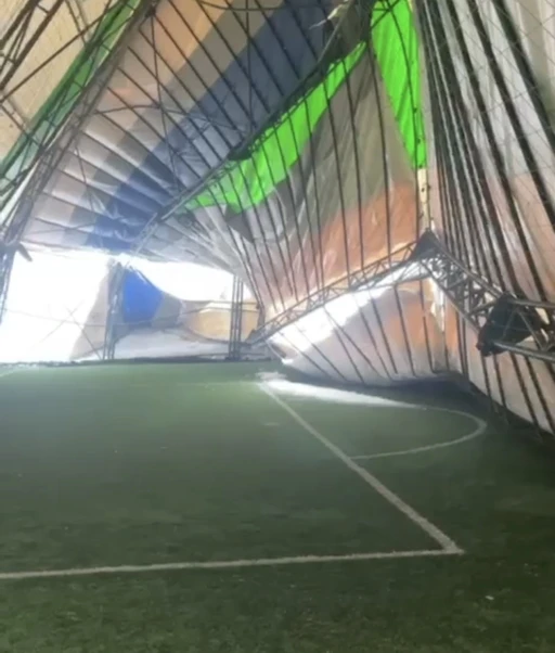 Mardin&rsquo;nde yoğun kar nedeniyle kapalı halı sahanın &ccedil;atısı &ccedil;&ouml;kt&uuml;
