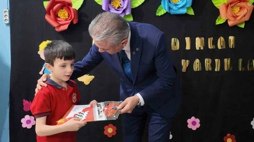 Mardin Valisi Akkoyun &ouml;ğrencilerin karne sevincine ortak oldu
