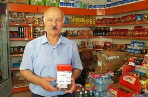Market sahibi &quot;Askıda Para&quot; ile çocuklara destek oluyor
