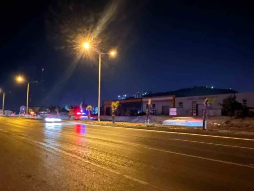 Markete gitmek isteyen anne ve kızına otomobil çarptı: Anne öldü, kızı ağır yaralandı
