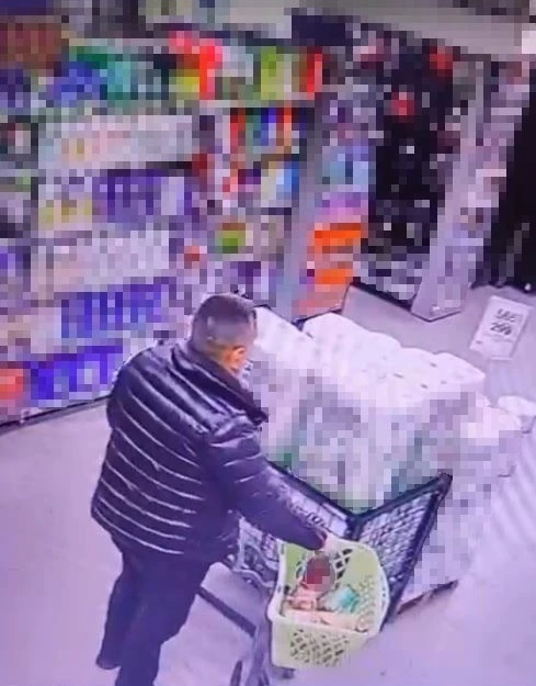 Marketten alkol &ccedil;aldı, kimse g&ouml;rmeden şişeleri pantolonun i&ccedil;ine soktu
