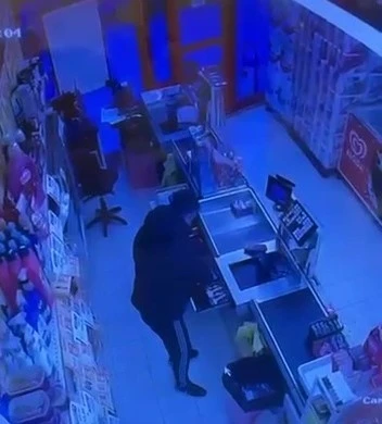 Marketten nakit para ve sigara &ccedil;alan ş&uuml;pheli kameralara yansıdı
