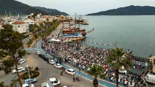 Marmaris'te Binlerce Kişi Aynı Sofrada Oruç Açtı