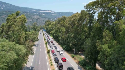 Marmaris-Gökova yolunda 7 kilometrelik araç kuyruğu havadan görüntülendi

