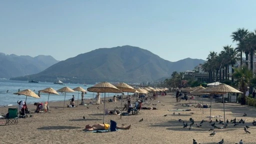 Marmaris&rsquo;in G&uuml;vercinleri de sahilin tadını &ccedil;ıkarıyor