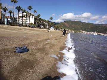 Marmaris Sahilinde Beyaz Köpük Alarmı