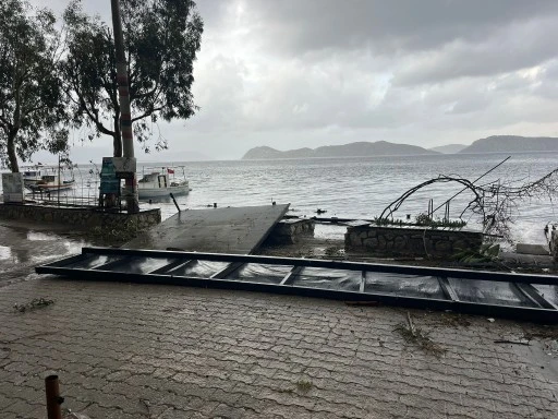 Marmaris S&ouml;ğ&uuml;t Mahallesi fırtınadan olumsuz etkilendi