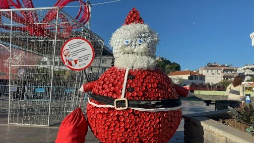 Marmaris’te 1000 atık pet şişeden Noel baba figürü