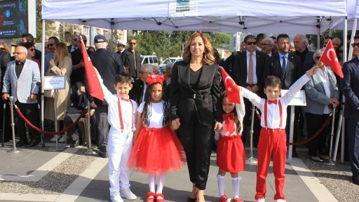 Marmaris’te 23 Nisan coşkusu çelenk sunma töreniyle başladı