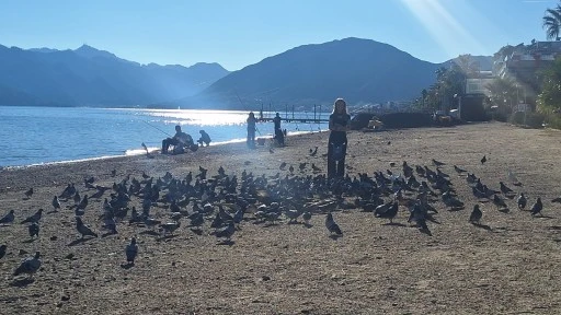 Marmaris’te Aralık Güneşi Sahilleri Doldurdu