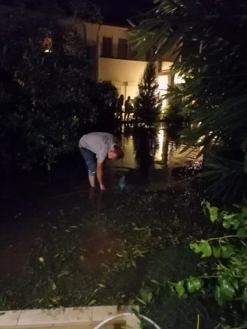 MARMARİS'TE BELEDİYE EKİPLERİ KÖTÜ HAVAYA KARŞI SABAHA KADAR UYUMADI